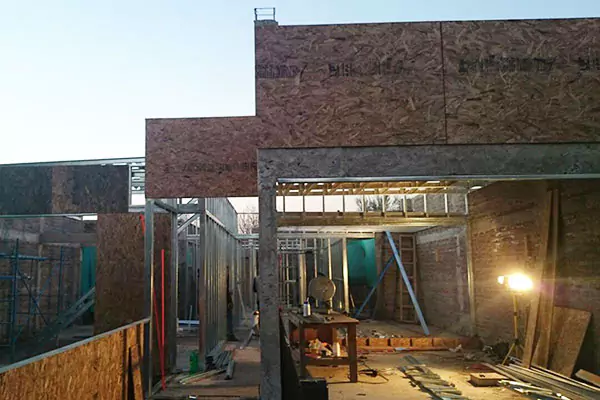 Un edificio en construcción con estructura de madera y paredes de OSB